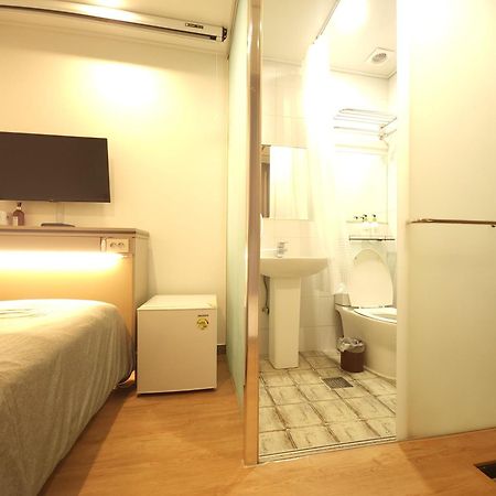 Oyo Hostel Myeongdong 2 Сеул Номер фото