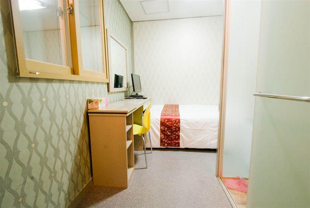 Oyo Hostel Myeongdong 2 Сеул Екстер'єр фото