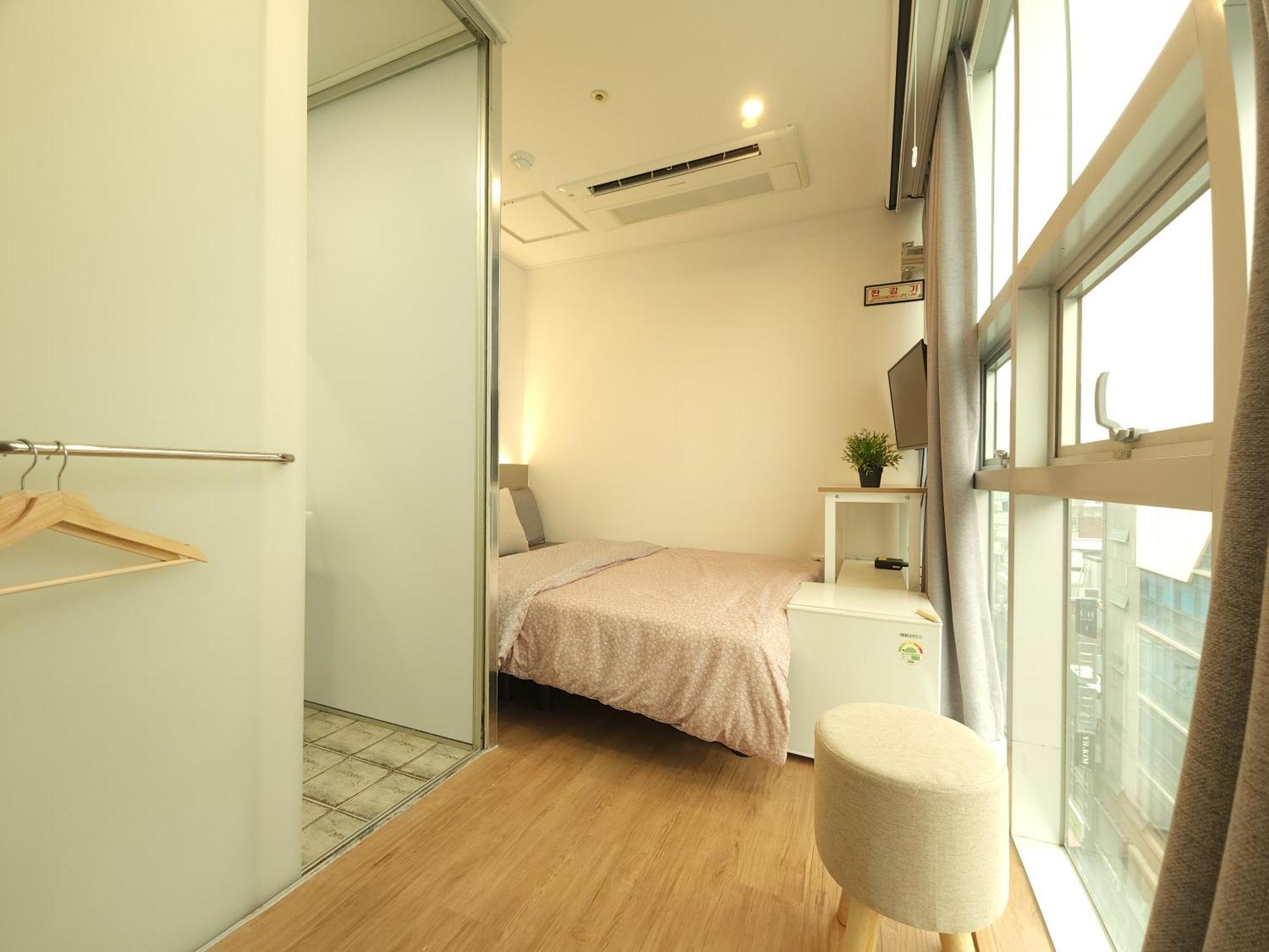 Oyo Hostel Myeongdong 2 Сеул Номер фото