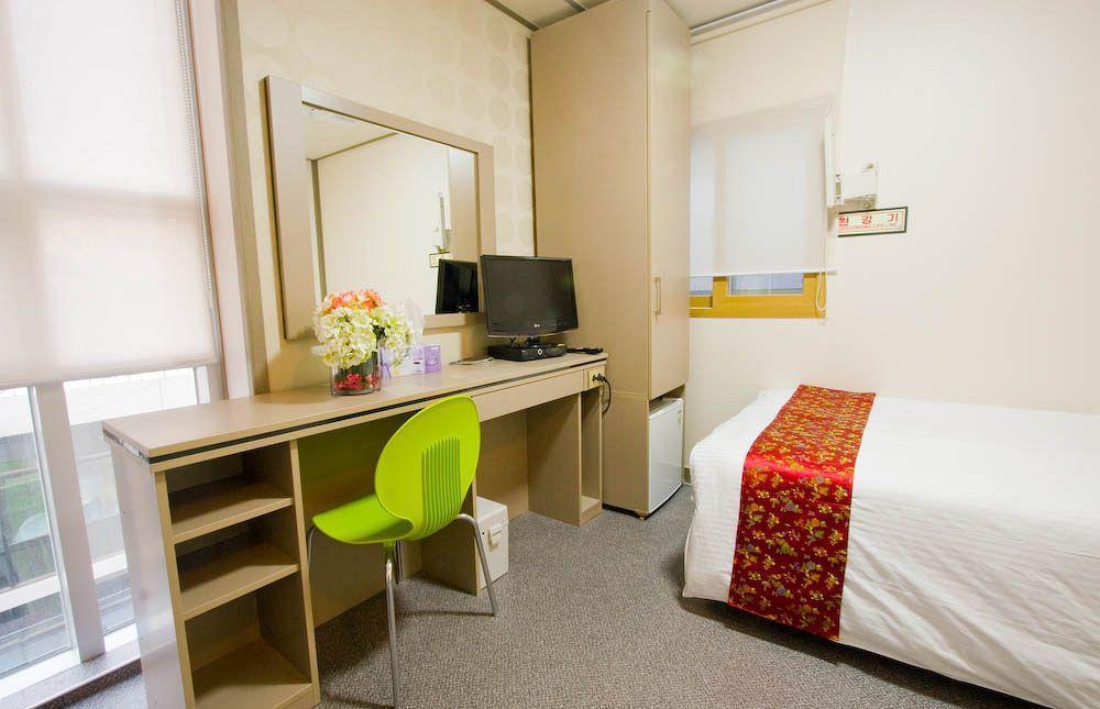 Oyo Hostel Myeongdong 2 Сеул Екстер'єр фото