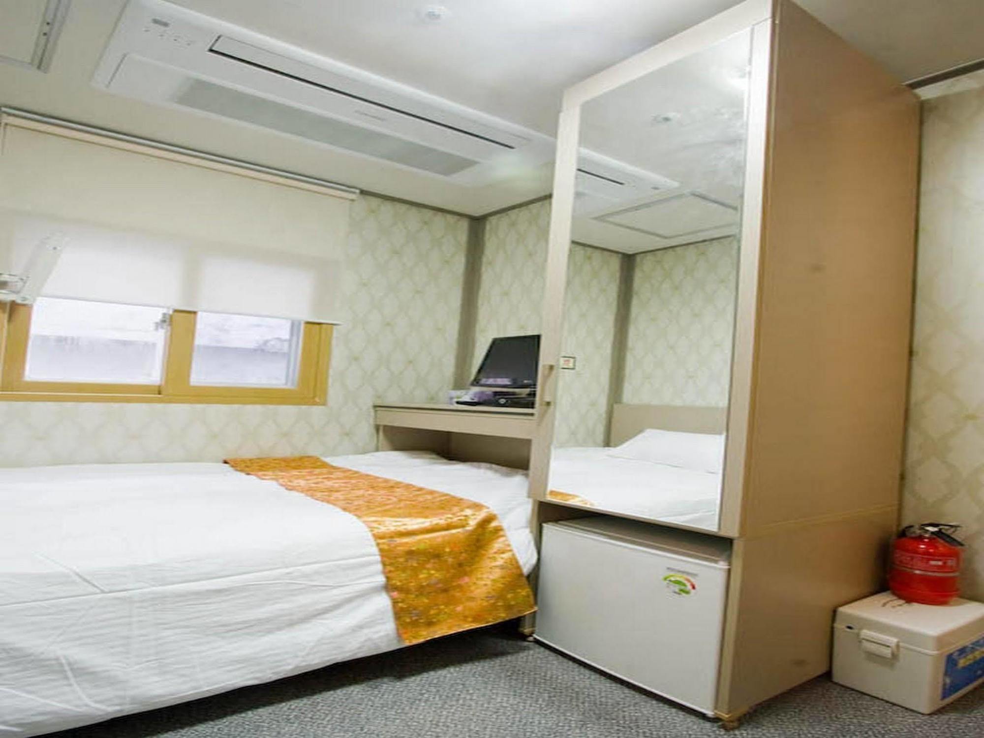 Oyo Hostel Myeongdong 2 Сеул Екстер'єр фото